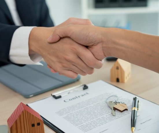 השכרת דירה מתחילה בלחיצת יד, אך האם כך היא נגמרת? (אילוסטרציה)